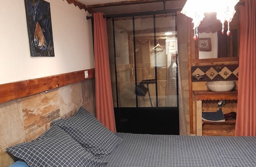Lafarre Bed & Breakfast | Bed and Breakfast 'Chambre Narcisse' with Mountain View, Shared Garden and Wi-Fi