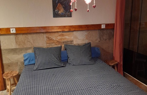 Lafarre Bed & Breakfast | Bed and Breakfast 'Chambre Narcisse' with Mountain View, Shared Garden and Wi-Fi