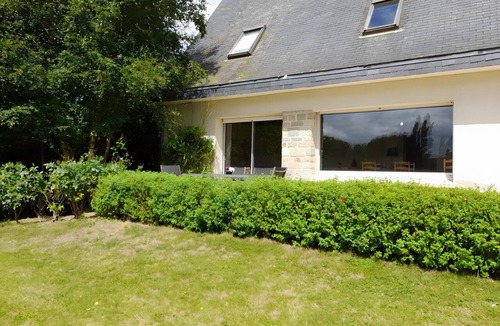 Plougar Bed & Breakfast | Bed and Breakfast 'Chambre Côté Jardin' with Shared Terrace, Shared Garden and Wi-Fi