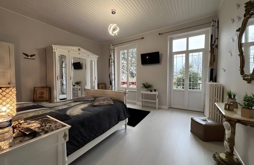 Ygrande Bed & Breakfast | Bed and Breakfast 'Chambre D'hôte - Le Chalêt' with Shared Terrace, Shared Garden and Wi-Fi