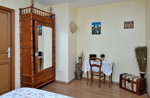 Guchen Bed & Breakfast | Bed and Breakfast 'Chambre Hellebores' with Mountain View, Shared Terrace and Wi-Fi