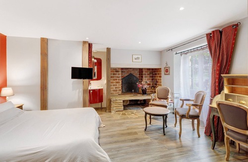 Thiviers Bed & Breakfast | Bed and Breakfast “Domaine de la Sablière” with Shared Terrace, Wi-Fi, and Air Conditioning