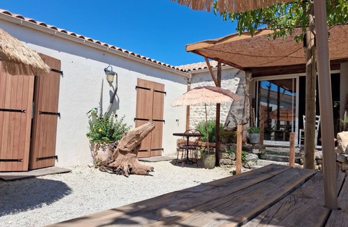 Heirs-Brouage Bed & Breakfast | Bed and Breakfast 'Chambres D'hôtes La Marouette 3' with Shared Terrace and Wi-Fi