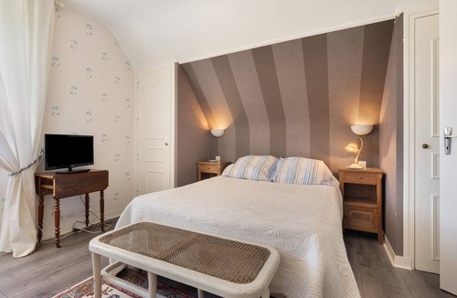 Lanhouarneau Bed & Breakfast | Bed and Breakfast 'La Chambre Bleue' with Shared Terrace, Shared Garden and Wi-Fi