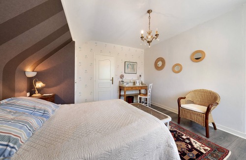 Lanhouarneau Bed & Breakfast | Bed and Breakfast 'La Chambre Bleue' with Shared Terrace, Shared Garden and Wi-Fi