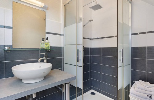 Lanhouarneau Bed & Breakfast | Bed and Breakfast 'La Chambre Bleue' with Shared Terrace, Shared Garden and Wi-Fi