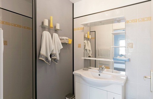 Saint-Marc-sur-Mer Bed & Breakfast | Bed and Breakfast 'Les Boubous - Lulu' with Shared Terrace, Shared Garden and Wi-Fi