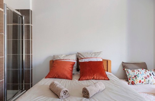 Villaret - Meslier Bed & Breakfast | Bed and Breakfast 'La Chambre Mancelle' with Shared Terrace, Shared Garden and Wi-Fi