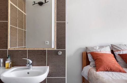 Villaret - Meslier Bed & Breakfast | Bed and Breakfast 'La Chambre Mancelle' with Shared Terrace, Shared Garden and Wi-Fi