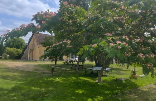 Courcemont Bed & Breakfast | Bed and Breakfast 'La Rivetière - Chambre Les Rouges' with Shared Terrace, Shared Garden and Wi-Fi