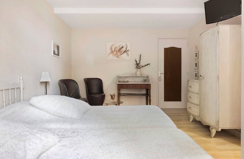 Huriel Bed & Breakfast | Bed and Breakfast 'Les Malvaux - Chambre Marron' with Shared Pool, Shared Terrace and Wi-Fi