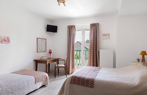 Huriel Bed & Breakfast | Bed and Breakfast 'Les Malvaux - Chambre Fuchsia' with Shared Pool, Shared Terrace and Wi-Fi