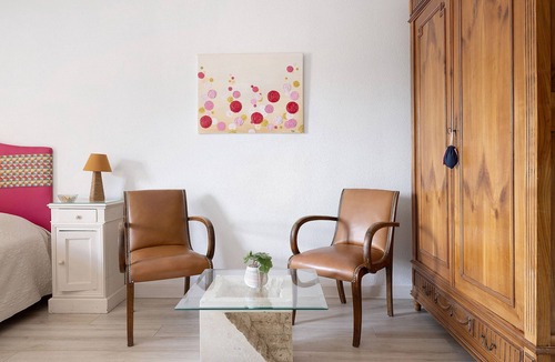 Huriel Bed & Breakfast | Bed and Breakfast 'Les Malvaux - Chambre Fuchsia' with Shared Pool, Shared Terrace and Wi-Fi