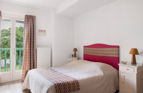 Huriel Bed & Breakfast | Bed and Breakfast 'Les Malvaux - Chambre Fuchsia' with Shared Pool, Shared Terrace and Wi-Fi