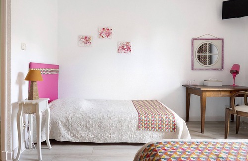 Huriel Bed & Breakfast | Bed and Breakfast 'Les Malvaux - Chambre Fuchsia' with Shared Pool, Shared Terrace and Wi-Fi