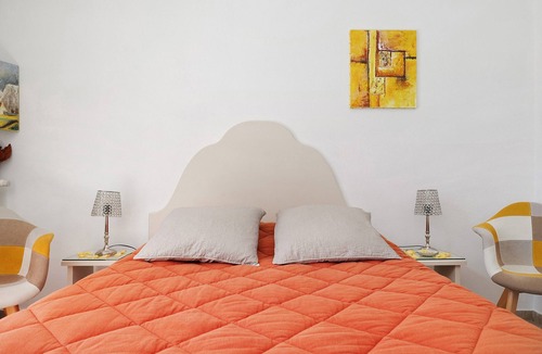 Huriel Bed & Breakfast | Bed and Breakfast 'Les Malvaux - Chambre Orange' with Shared Pool, Shared Terrace and Wi-Fi