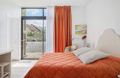 Huriel Bed & Breakfast | Bed and Breakfast 'Les Malvaux - Chambre Orange' with Shared Pool, Shared Terrace and Wi-Fi
