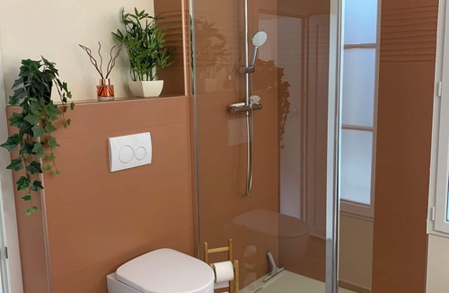 Le Mesnil-Amelot Bed & Breakfast | Bedroom with separate bathroom