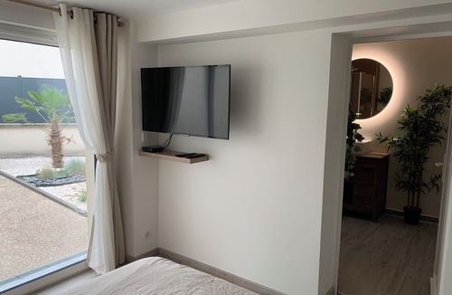 Le Mesnil-Amelot Bed & Breakfast | Bedroom with separate bathroom