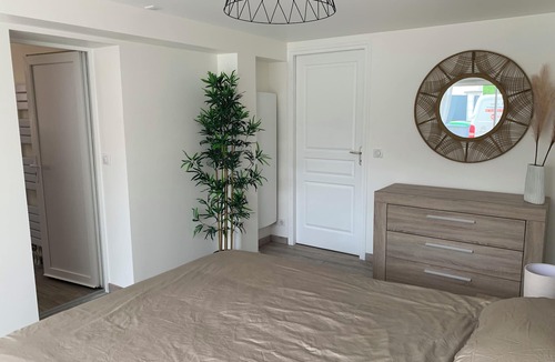 Le Mesnil-Amelot Bed & Breakfast | Bedroom with separate bathroom