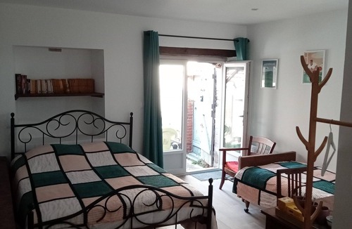 Chantelle Bed & Breakfast | BEDROOM with separate entrance, Pte terrace, Carport. Mini 2nights. Pets ok