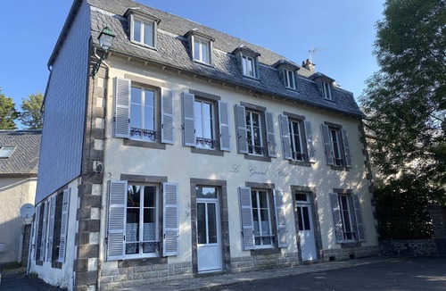 Espinchal Apartment | Bel Appartement de 4 Personnes au Sein D'un Ancien Hôtel Rénové