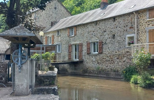 Saint-Jean-sur-Mayenne House | Belle Maison au Bord de L'eau