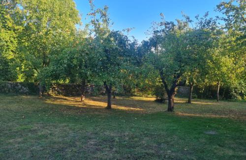 Rocquemont House | Belle maison en pierre, grand jardin au calme