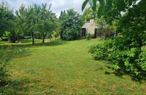 Rocquemont House | Belle maison en pierre, grand jardin au calme
