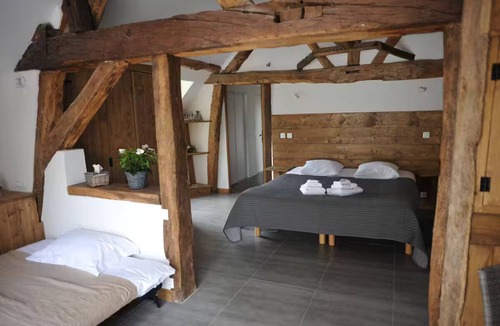 Pommeuse Bed & Breakfast | Bergerie du Château de Pommeuse Modular gîte with 3 to 5 rooms, 8 to 12 guests