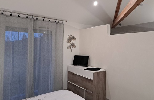 Pouilly-les-Nonains Bed & Breakfast | BILOBA guest room, bathroom WC and exterior