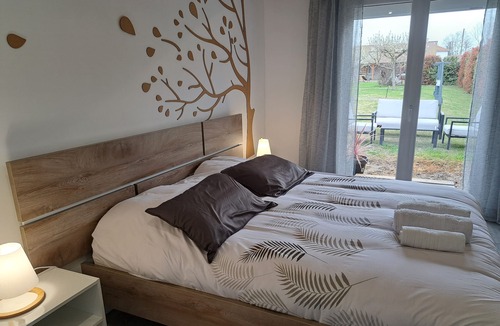 Pouilly-les-Nonains Bed & Breakfast | BILOBA guest room, bathroom WC and exterior