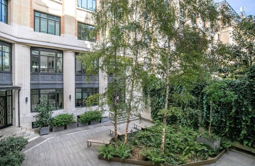 8th Arrondissement Apartment | Blueground | Miromesnil, nr offices & Monceau Park