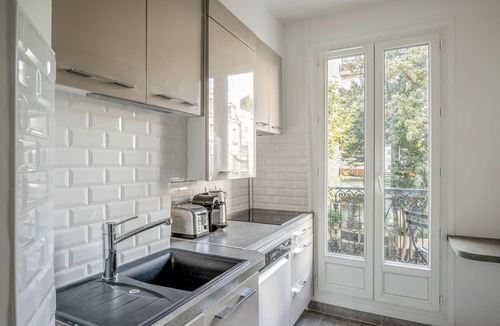 Neuilly-sur-Seine Apartment | Blueground | Neuilly, balcony, nr gardens & shops