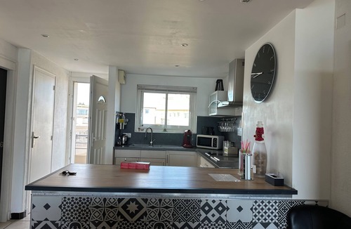 Canet-Plage Apartment | Breathtaking sea view, unoverlooked Mediterranean spot with terrace.