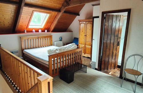 Pont-Melvez Bed & Breakfast | Breton cottage with pool