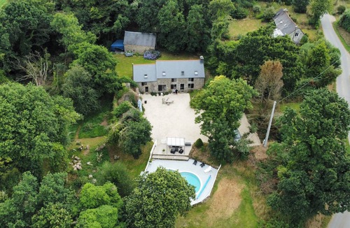 Pont-Melvez Bed & Breakfast | Breton cottage with pool