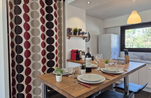 Pessac Apartment | Bright apartment for 6 in Pessac