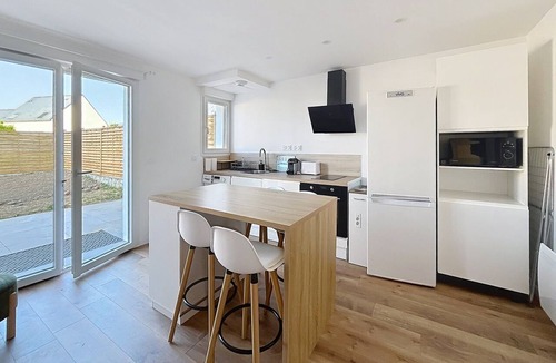 Kervignac Apartment | Bright apartment with a garden, perfect for the beaches and exploring Morbihan