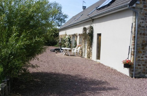 Le Plessis-Lastelle Cottage | Bright house with fireplace and enclosed garden