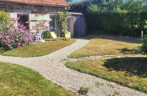 Lannion Apartment | Bright, quiet gîte close to the pink granite coast