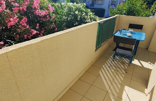 Les Arenes Apartment | Bright T2 with air conditioning and parking 500m from beach