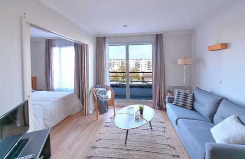 Combat Apartment | Bright with balcony at Buttes Chaumont