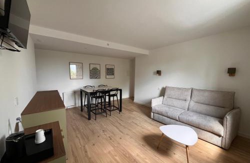 Guingamp Hotel | Brit Hotel L'Arrivée Guingamp