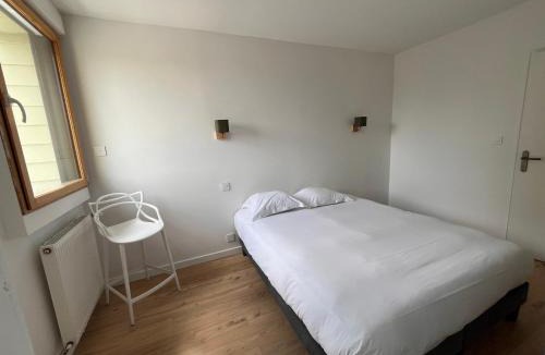 Guingamp Hotel | Brit Hotel L'Arrivée Guingamp
