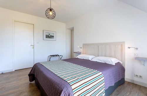 Moelan-sur-Mer Bed & Breakfast | Côté Bâbord Guest Room with Sea View, Shared Terrace and Wi-Fi