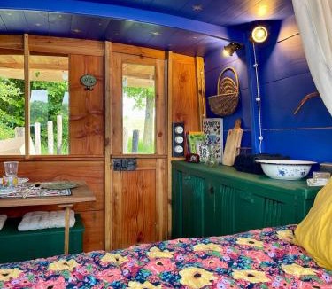 Caurel Boat Rental | Cabane Flottante Romantique Guerlédan Floating Lake Retreat