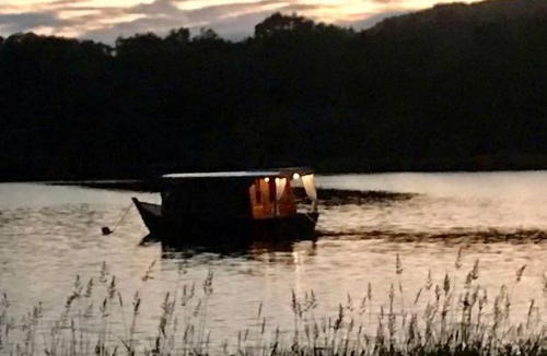 Caurel Boat Rental | Cabane Flottante Romantique Guerlédan Floating Lake Retreat