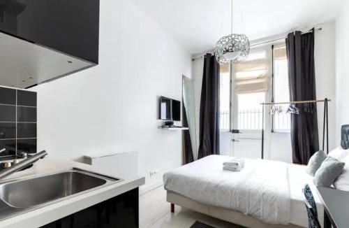 Hopital Saint-Louis Apartment | Canal St Martin Tesson Charming Cosy Studio 2P