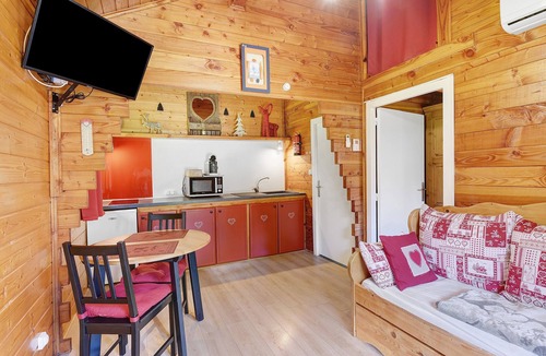 Vaulnaveys-le-Bas RV Rental | Caravan “Chalet Bouton d'Or” with Shared Pool